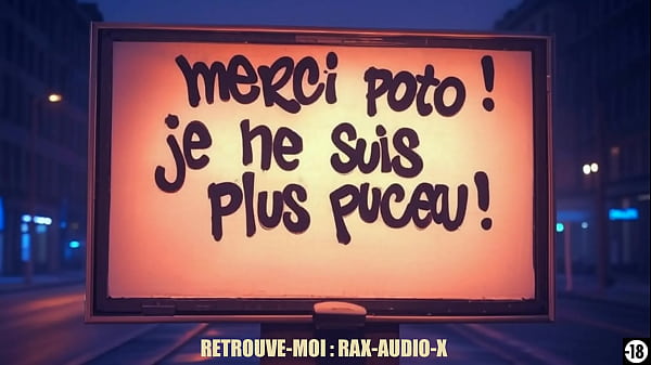 Adorabile ragazza teenager si esibisce in un ambiente amatoriale
