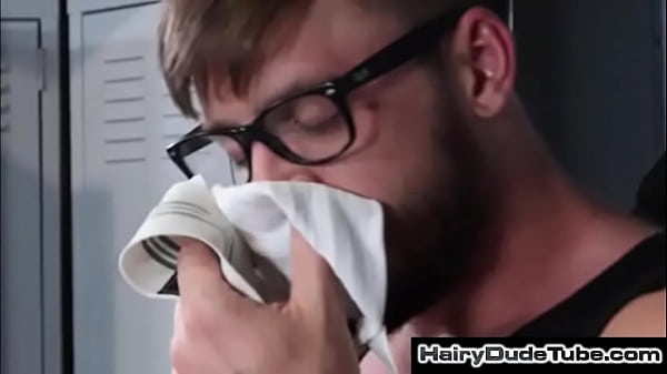 Pego cheirando o jockstrap suado do papai @ HairyDudeTube