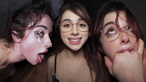 La ragazza attraente prende in giro