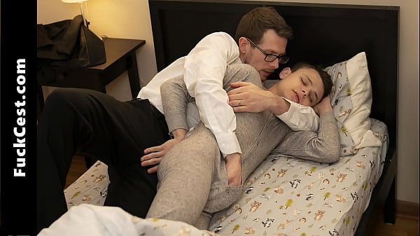 Il fusto fa scorrere le mani sul culo liscio del ragazzo, sentendogli l'acquolina in bocca dalla fame - Fuckcest