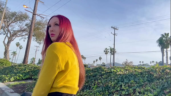 Una MILF italiana con le tette grosse fa un giro in macchina in solitaria e mostra le sue tette succose di notte