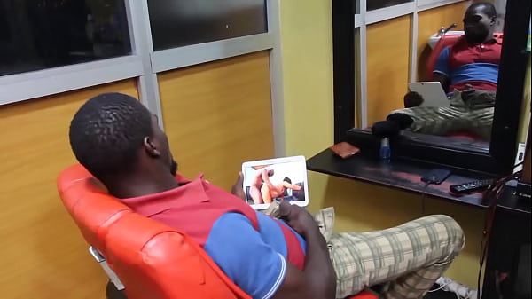 Die Frau von Pastor OKAFOR lässt sich nach dem Sonntagsgottesdienst von einem Gottesdienstbesucher die Muschi wichsen. Sehen Sie sich diesen gewöhnlichen Sex-Wahnsinn nach dem Gottesdienst an, es ist großartig