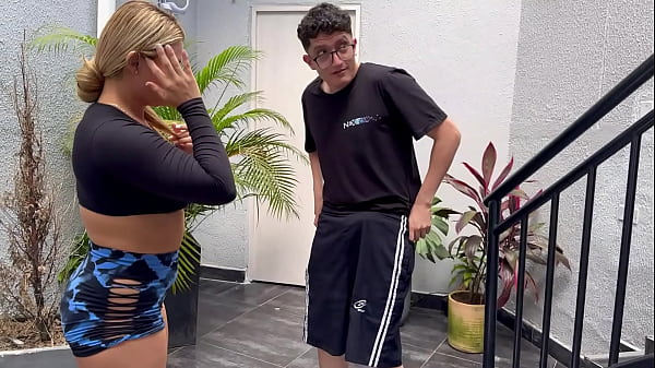 Der Nerd-Junge überredet seinen MILF-Nachbarn, sein Trainer zu sein und draußen zu ficken, dann ficken sie zu Hause, bis sie am Ende Sperma im Mund haben! Pipeboy und Karen Sleent