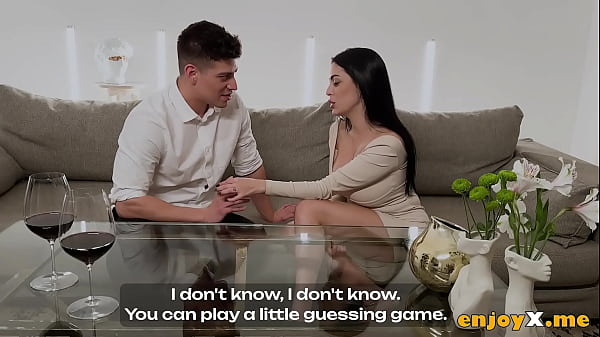 Il culo stretto dai capelli scuri di Sapphire Astrea saluta il grosso cazzo del figlio di Jacomrade, Carrera, a braccia aperte, portando ad una bollente sessione porno HD xxx totale!