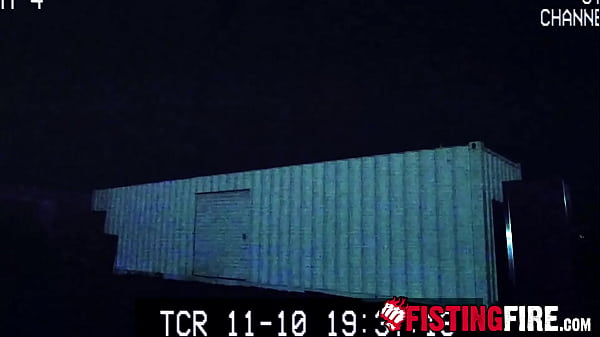 El tatuado Andrew Delta azotó a su sumiso atado usando solo un arnés y un suspensorio.