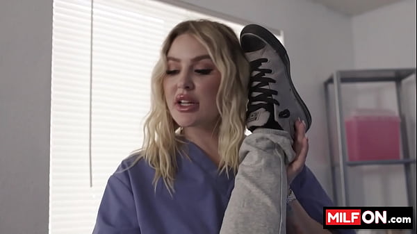 Calde bionde tettone con un grosso bottino succhiano e scopano un cazzo enorme - Jenna Starr, Melony Melons, Roman Todd