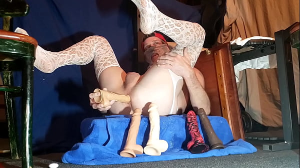 Soloboy en medias de nylon sexy es criticado por múltiples consoladores anales