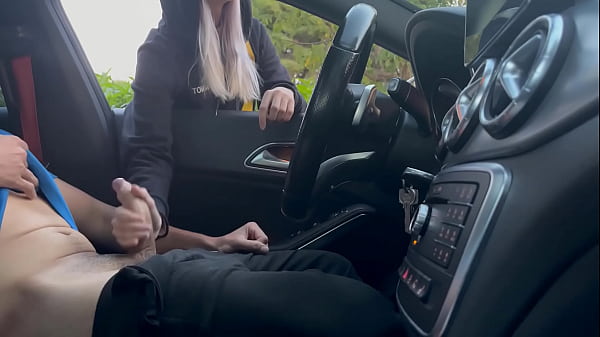 Ich warte im Auto und wichse an der Tür des Fitnessstudios, und ein Mädchen hilft mir, in der Öffentlichkeit abzuspritzen, nachdem ich das Fitnessstudio verlassen habe