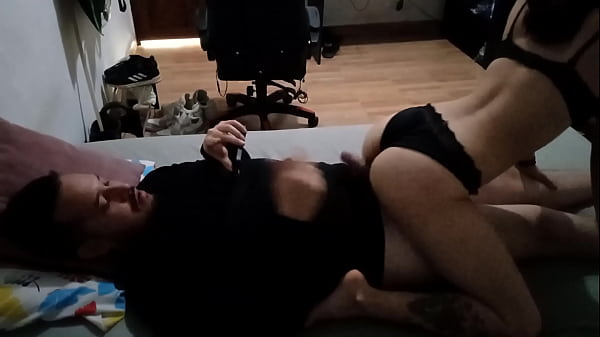 La señorita de servicio no solo hace las mejores limpiezas sino también las mejores mamadas