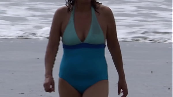 I expose myself on the beach and before fucking a stranger, I urinate in front of him
