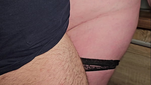 Mein Chef reibt seinen Schwanz an meiner großen Klitoris. Er spritzt in mein Höschen und lässt mich den ganzen Tag bei der Arbeit Spermahöschen tragen.