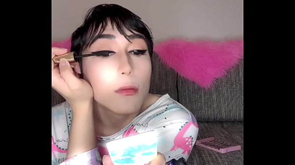 Simpatico femboy asiatico completo di sissificazione e trucco