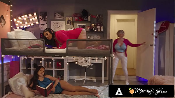 MOMMY'_S GIRL - ¡La MILF Dee Williams atrapó a pequeñas squirters en el acto! ¡Los hizo SQUIRT aún más!