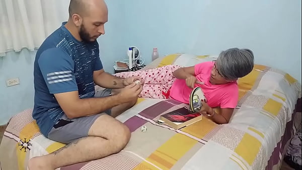 OUPS ! Jeux de demi-frère - porno en espagnol. Ils sont coquins, ils trouvent une valise dans la chambre de leurs parents et ce qu'ils trouvent est très drôle.