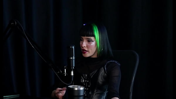 उसने एसजी में शामिल होने से इनकार कर दिया, अपने प्रेमी से छिपाकर नग्नता बेची, भौतिकी कक्षाएं पढ़ाया और उसका पहला कार्यक्रम अजीब था - कैरल आरएचसीपी (शीयर/रेड)