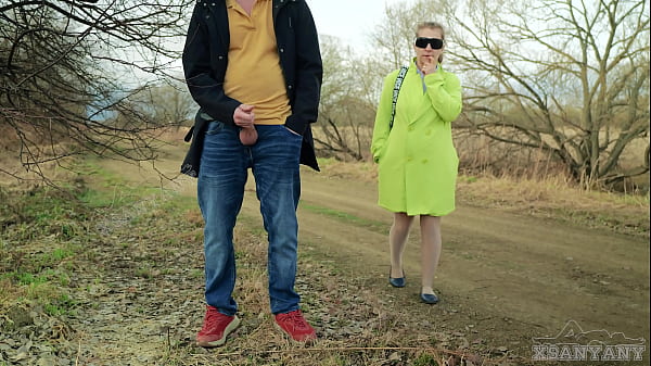 NESSUN RISCHIO! Uno sconosciuto a caso in collant non ha potuto resistere al cazzo duro di uno sconosciuto esibizionista! XSANYANY