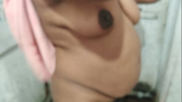 MAMMA CALDA MENTRE FA IL BAGNO NEL BAGNO