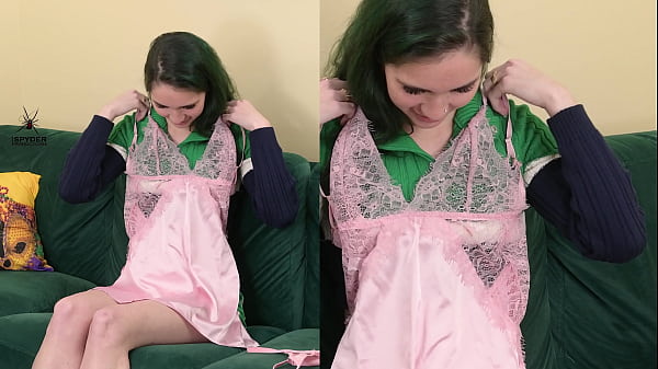 Kit Summers &quot_unboxing&quot_ the outfits for try-on and her first response