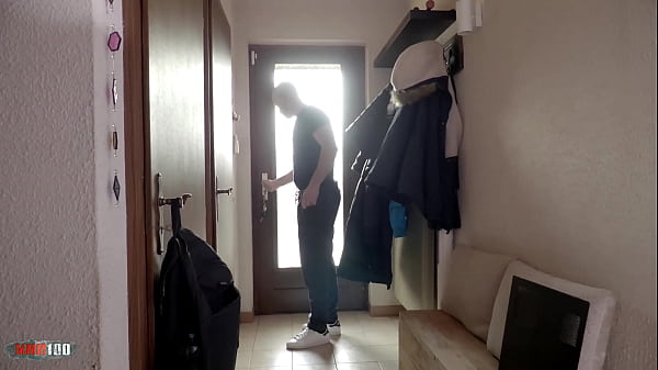 Splendida MILF francese con grandi tette scopata sul divano in uniforme scolastica da Terry e Matt