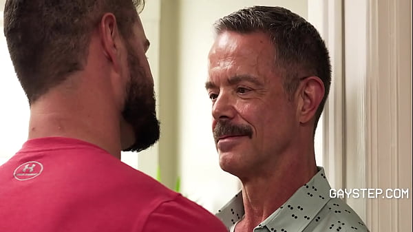 Mit Stiefonkel neue Häuser besichtigen | GayStep