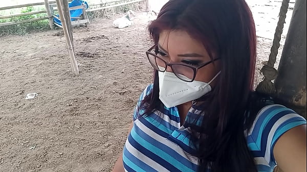 Die verwitwete Stiefmutter besucht den Bauernhof ihres Stiefsohns, um sich den Bauernhof anzusehen, den ihr Mann ihr hinterlassen hat. Sie verführt ihren Stiefsohn und lädt ihn zum Ficken ein