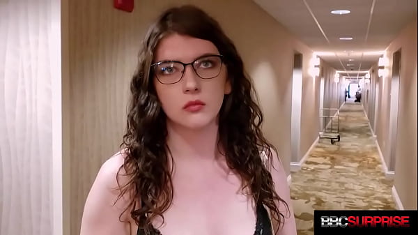 Remy, 20 anni, debuttante, ha splendidi occhi azzurri e un cazzo nella figa!