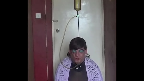 बहिन क्रॉसड्रेस आपके पेशाब के लिए अपना मुँह खुला रखेगी