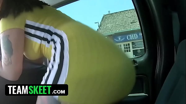 TeamSkeet - Gorgeous Brunette Bounces Và Twerks Cô ấy Chiến lợi phẩm dày và được âm hộ của cô ấy đập