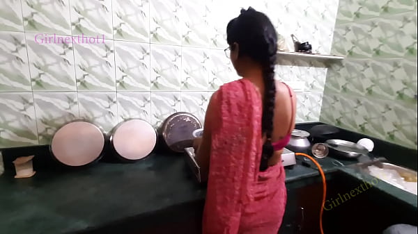 Bhabi indiana scopata in cucina da Devar - Bhabi in Red Saree