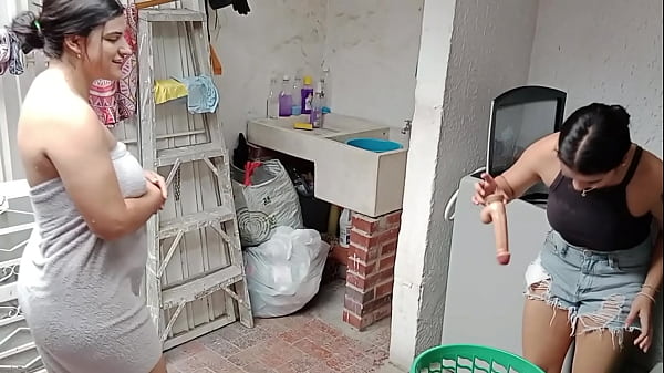 Encontré un consolador usado con semen en el cuarto de la casera, ella vino a buscarlo y se me acercó, me desnudé y ella empezó a lamerme el coño, follamos riquísimo.