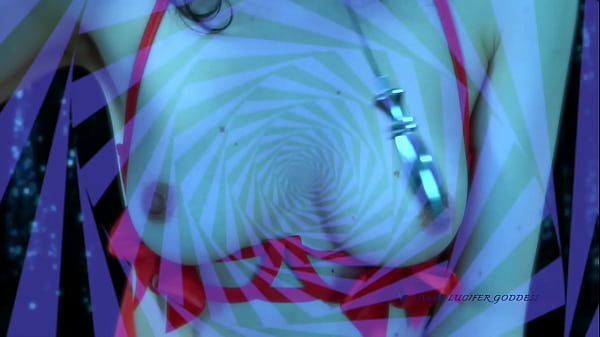 Sexy brünette Teenie zieht sich aus