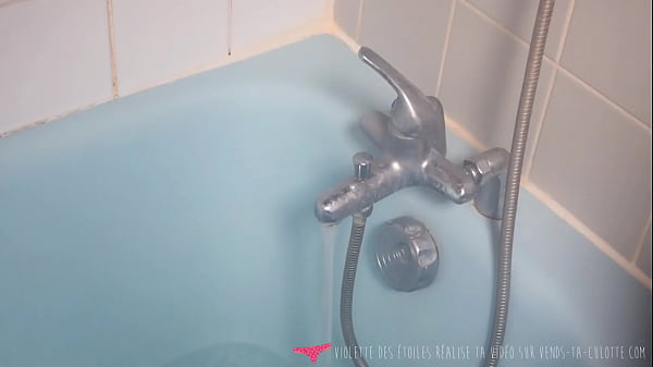 Vends-ta-culotte - Young French amateur caresses herself in her bath - Violette des &eacute_toiles
