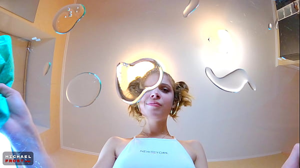 Si esibisce una ragazza carina