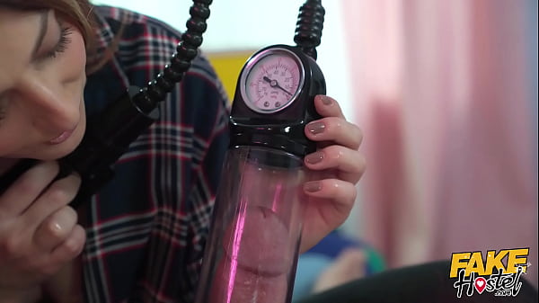 Ragazza teenager carina si esibisce in un pompino