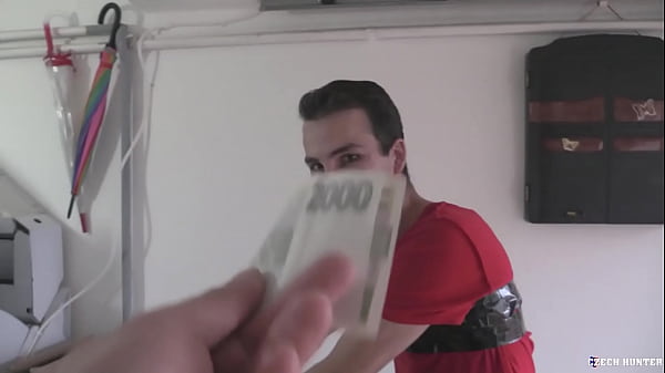 Vuole andare in un salone di abbronzatura per abbronzarsi ma nota un bel ragazzo sulla sua strada e flirta con lui - BigStr