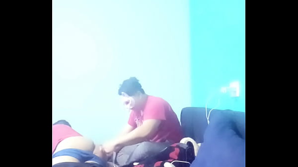 Los heterosexuales se afeitan el trasero por diversión y terminan follando calientes pt 2