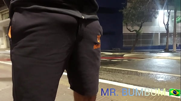 PAPÁ OSO EN LA PUNTA DE &Ocirc_NIBUS CON UNA POLLA DURA SE LLEVA A LA PERRA A CASA Y LE DA UNA VERGA DE POLLA (COMPLETA EN ROJO)