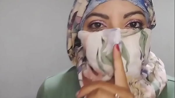 Vợ Hijab Ả Rập Masturabtes Âm thầm đến cực khoái cực độ trong Niqab THẬT SQUIRT Trong khi chồng đi vắng