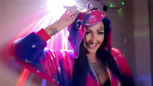 यूनिकॉर्न पजामा में डॉमीनेटरिक्स नीका आपको अपने सींग पर बताएगी और दिखाएगी कि आप आज कैसे झटके मारेंगे।