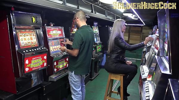 Ashley Gray geht in diesem seltsamen Casino das Guthaben aus, also nutzen Sie den Vorteil und holen Sie sich Sex für mehr Guthaben.