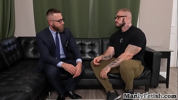 Faszinierter, muskulöser und tätowierter Adonis wird von einem Berater ohne Sattel gefickt