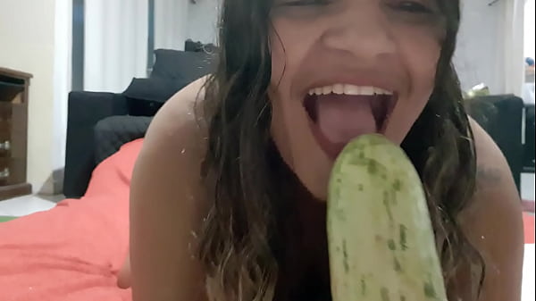 Gemüse-DP-Zucchini in der Muschi und Karotte im Arsch