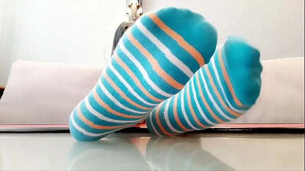 क्या आपको पहने हुए मोज़ों की गंध पसंद है? अधोवस्त्र में शानदार डॉमीनेटरिक्स आपको उसके मोज़ों को सूंघने का मौका देगा। जब वह अपने मोज़े उतारती है, तो वह उन्हें मुंह में मुंह की तरह डाल देती है।