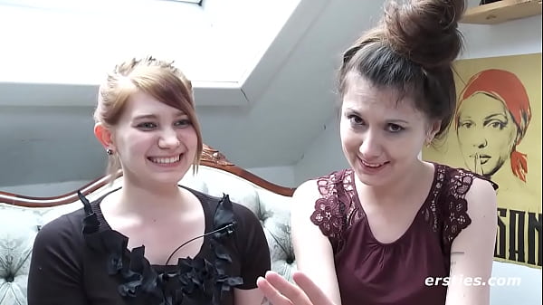 Ersties: La studentessa lega e vizia la sua amica