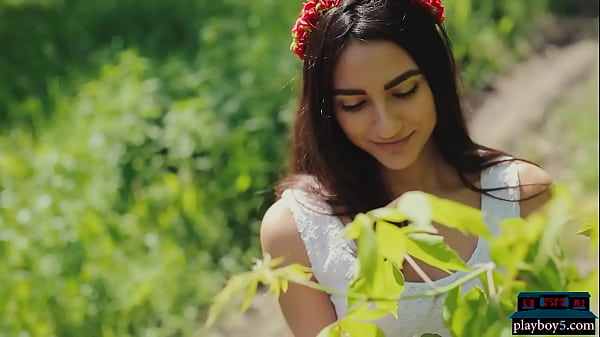 Das zierliche russische Model Cira Nerri macht einen Solo-Striptease und isst Erdbeeren mit dem Playboy