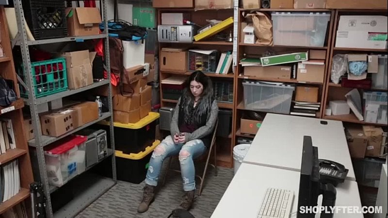 Amilia onyx bị bắt quả tang đang trộm đồ