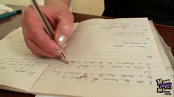 Vecchia mamma amatoriale si diverte sul banco di scuola