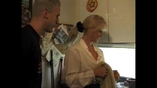 Mãe dá para filho e amigo